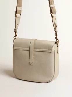 Shop Bolsa Sally média de couro cor porcelana com fivela e alça de ombro em contraste MULHER Bolsas tiracolo