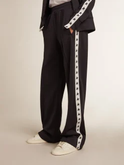 Online Calça de jogging azul-escura, fita branca e estrelas em contraste MULHER Jeans e calças