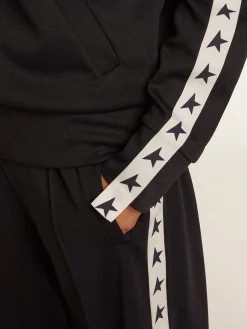 Online Calça de jogging azul-escura, fita branca e estrelas em contraste MULHER Jeans e calças