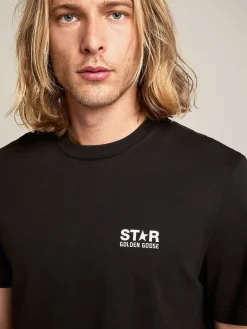 Shop Camiseta masculina preta com logo e estrela brancos em contraste Camisetas