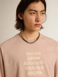 New Camiseta rosa pó com escrita branca na frente Camisetas