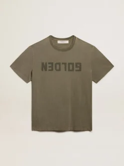 Shop Camiseta verde-oliva de caimento reto com a inscrição Golden na frente MULHER Camisetas