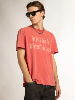 Shop Camiseta vermelha com escrita estampada na cor cru Camisetas