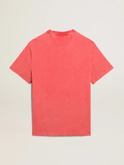 Shop Camiseta vermelha com escrita estampada na cor cru Camisetas