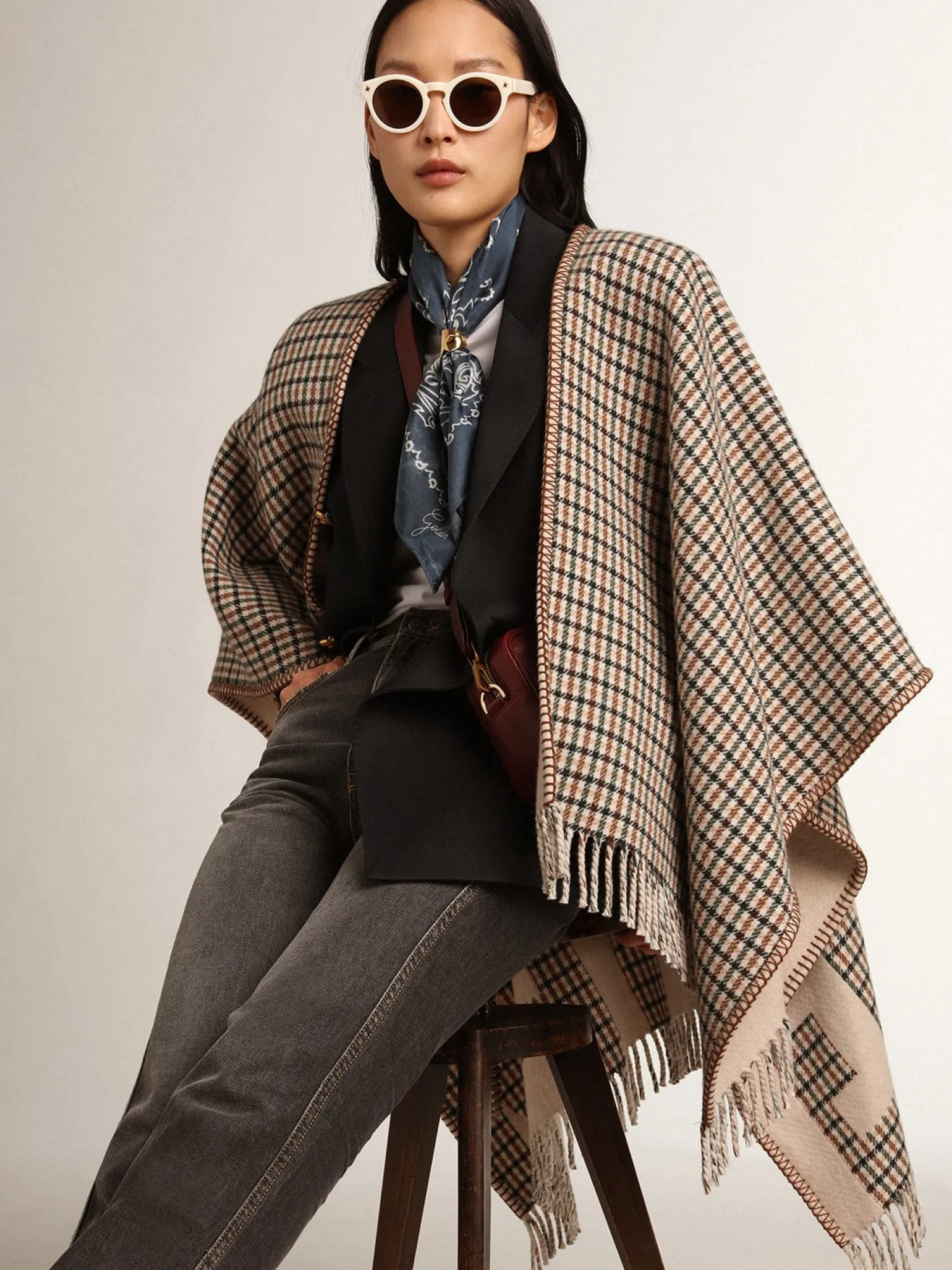 Cheap Poncho de lã dupla face na cor creme com estampa xadrez e inscrição MULHER Malhas|Malhas