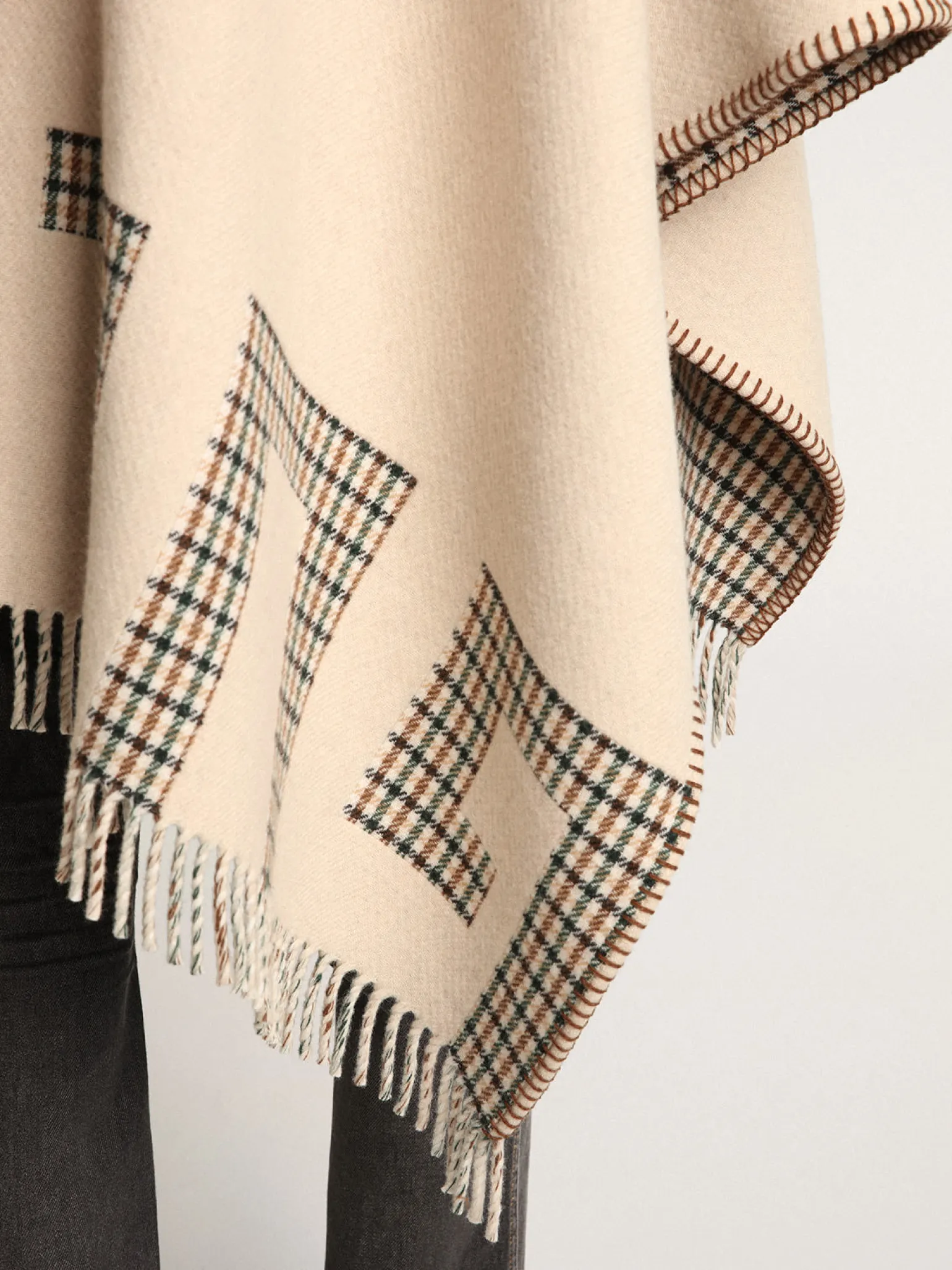 Cheap Poncho de lã dupla face na cor creme com estampa xadrez e inscrição MULHER Malhas|Malhas