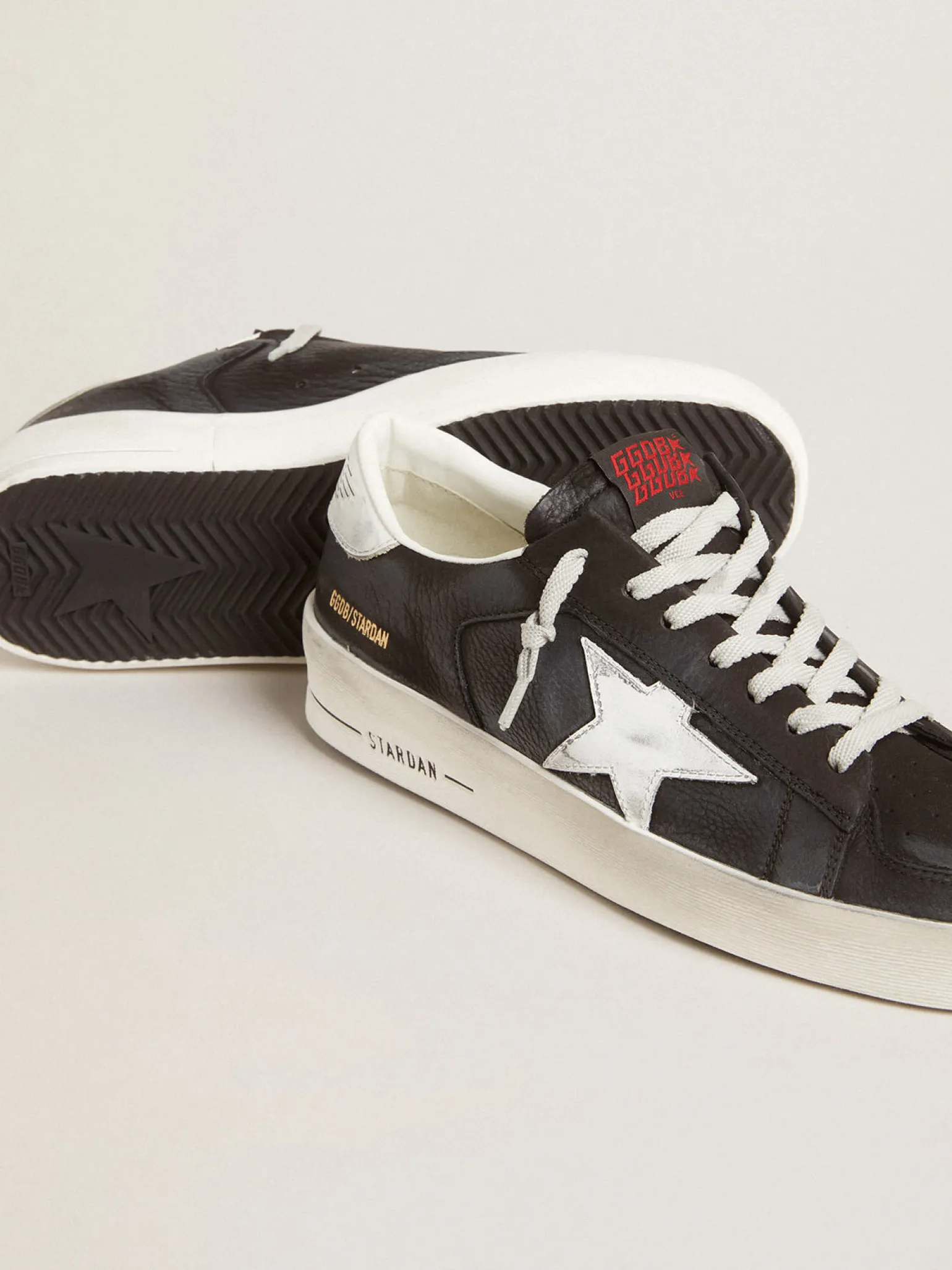 Store Stardan de nubuk e tela pretos com estrela e talão de couro cinza Stardan
