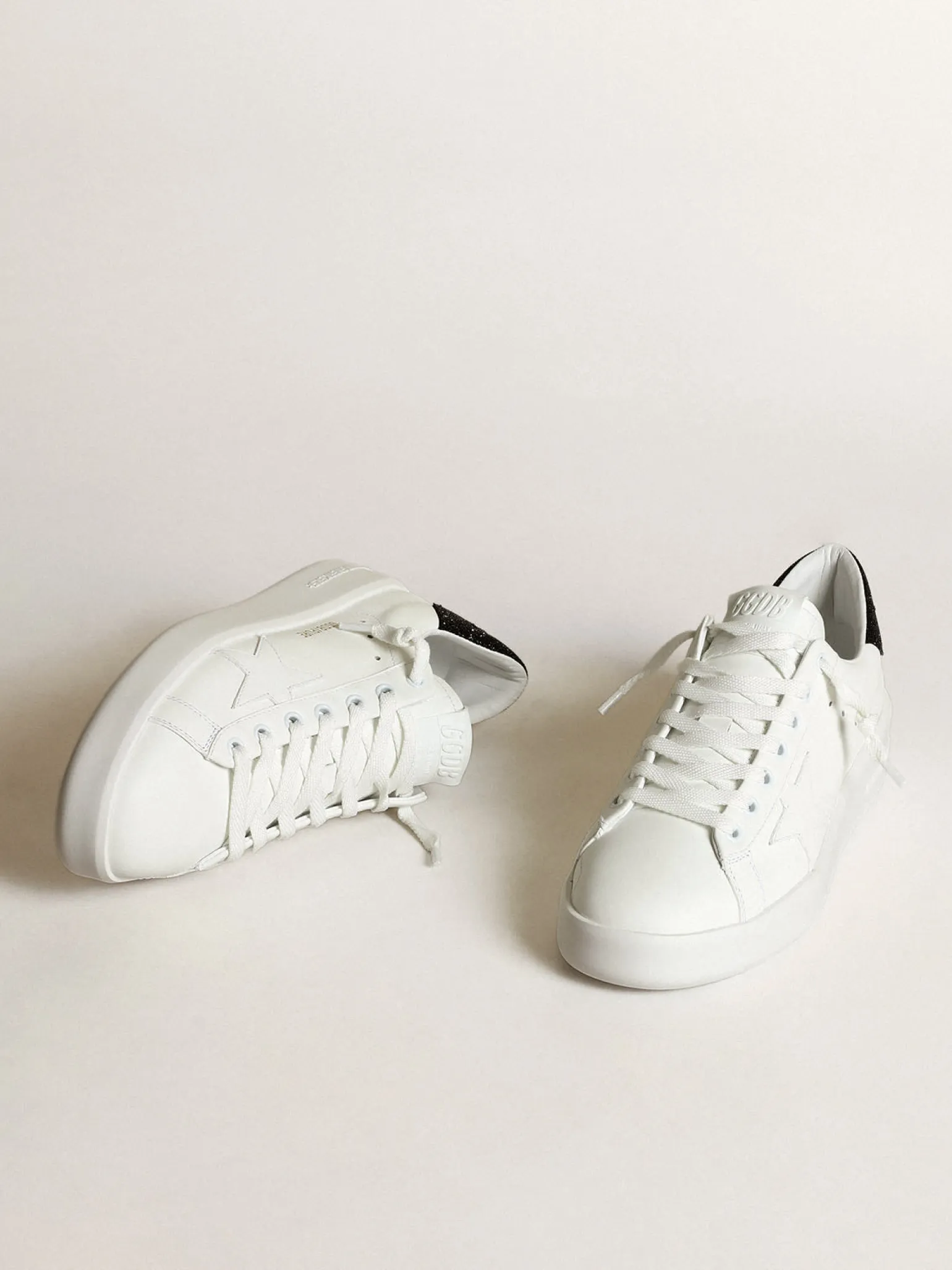 Shop Tênis Purestar de couro branco com estrela tom sobre tom e talão com cristais Swarovski pretos MULHER Purestar