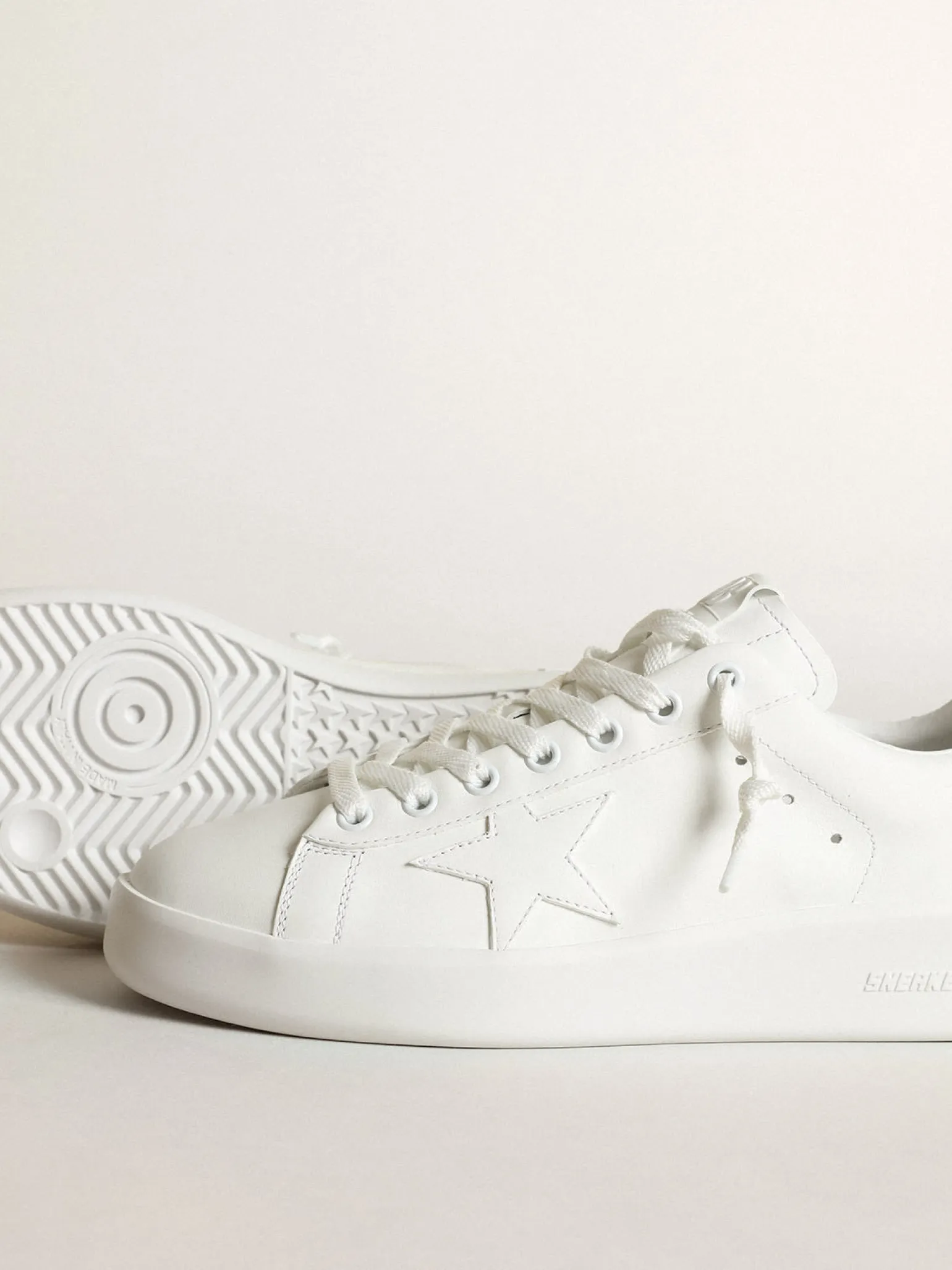 Shop Tênis Purestar de couro branco com estrela tom sobre tom e talão com cristais Swarovski pretos MULHER Purestar